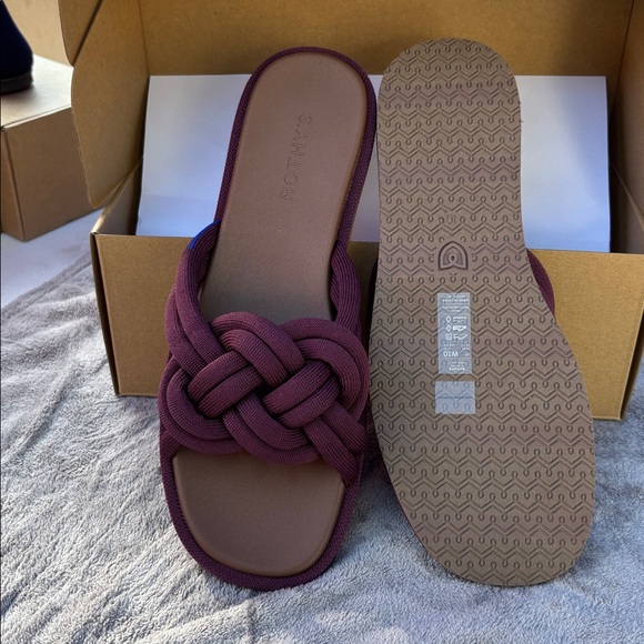 Rothys The Summer Sandal in Blackberry - Picture 2 of 3